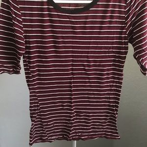 Medium length sleeve t-shirt.